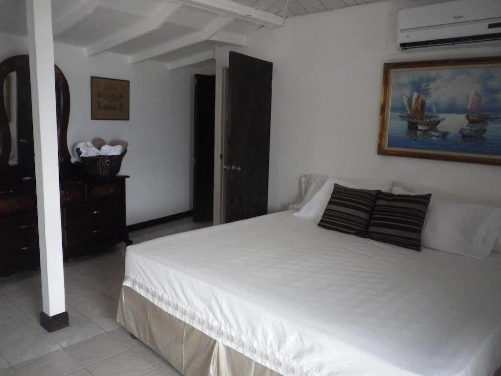 Roots Bamboo Beach Resort Negril Eksteriør billede